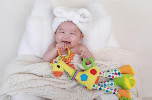 雄安新区四个月宝宝揉眼睛